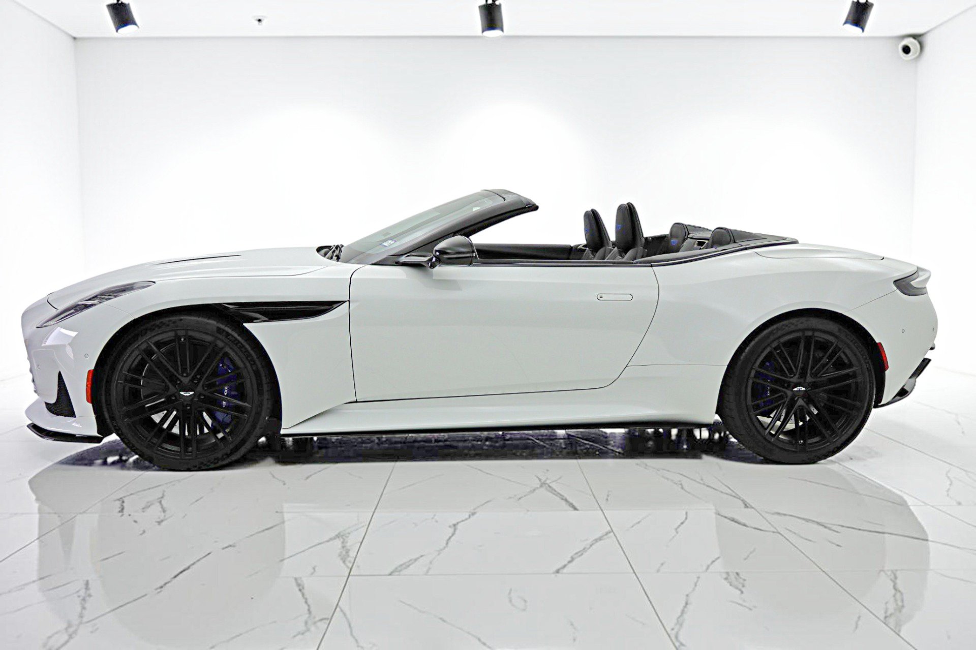 Used 2024 Aston Martin DB12 Convertible RWD image 3