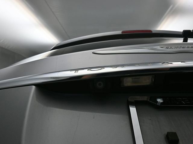 Used 2014 Chrysler Town & Country Touring-L image 26