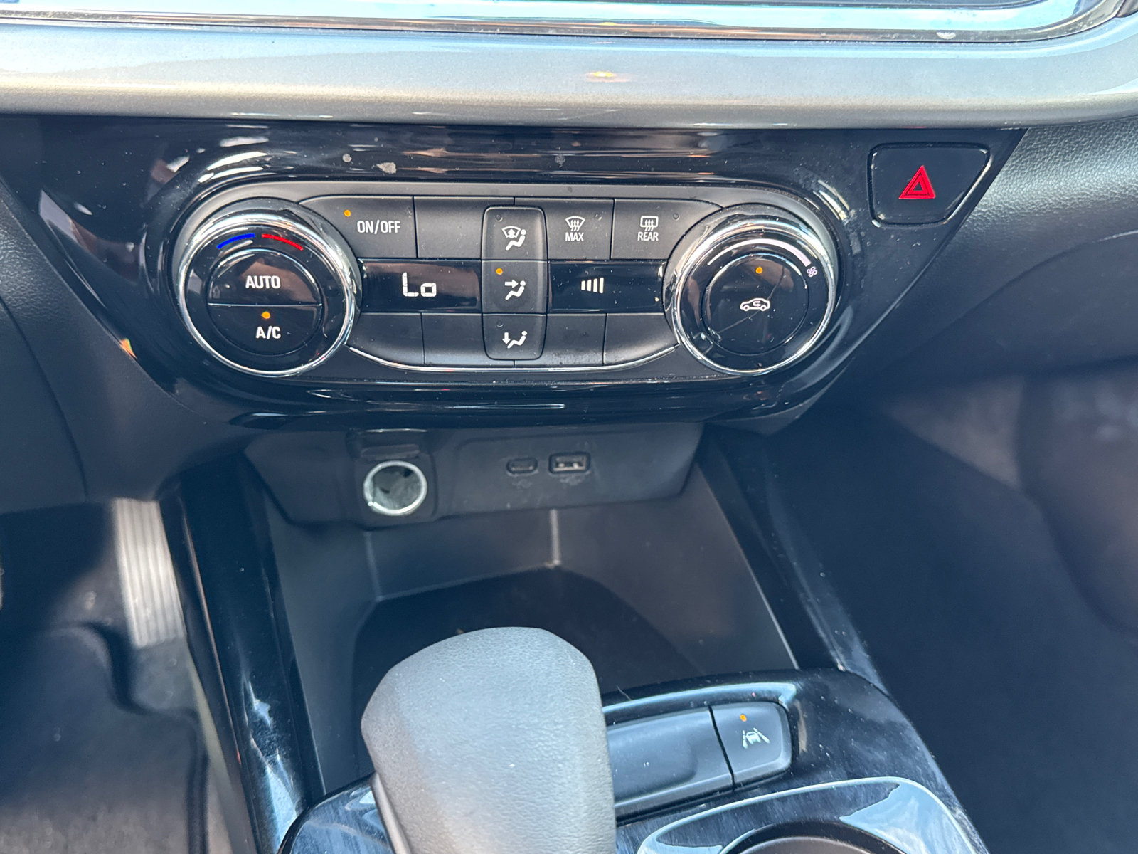 Used 2025 Chevrolet Trax LT FWD image 28