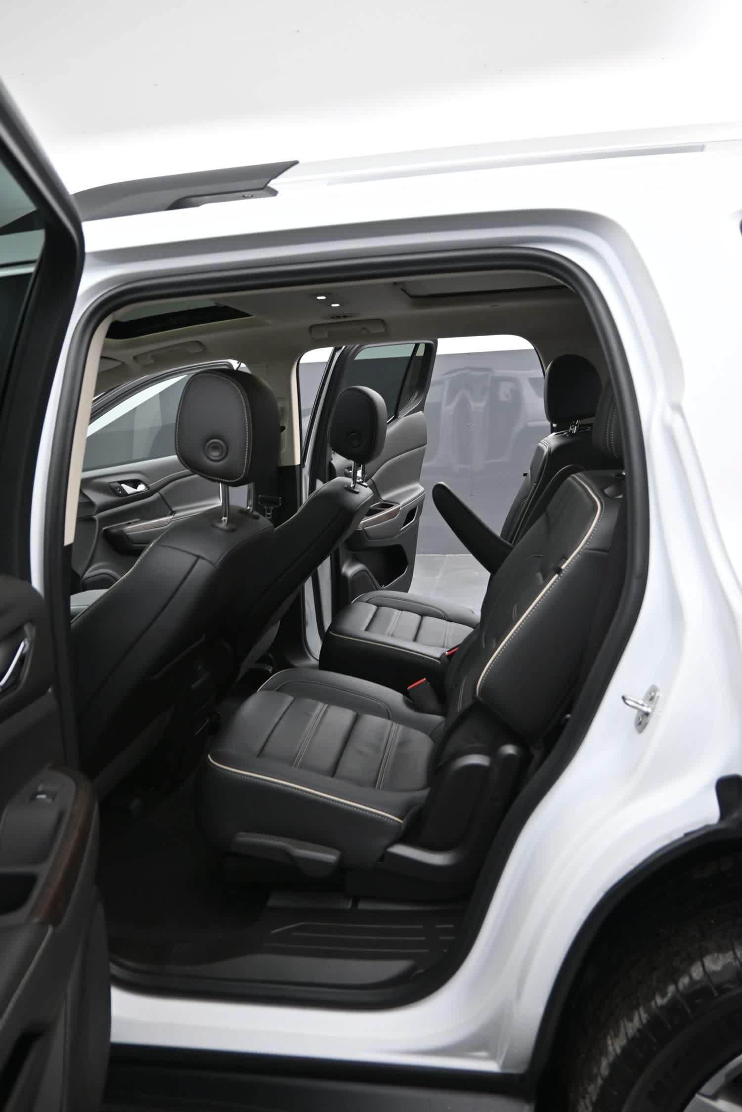 Used 2022 GMC Acadia Denali w/ Denali Ultimate Package AWD/4WD image 14
