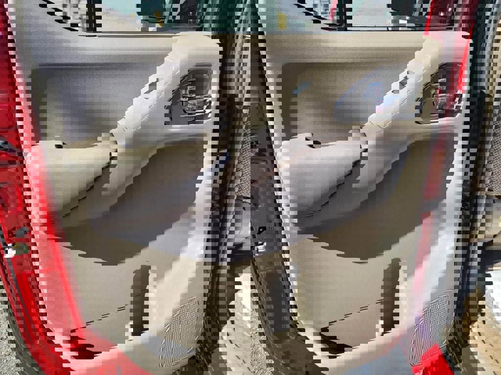 Used 2011 Nissan Frontier SV image 15