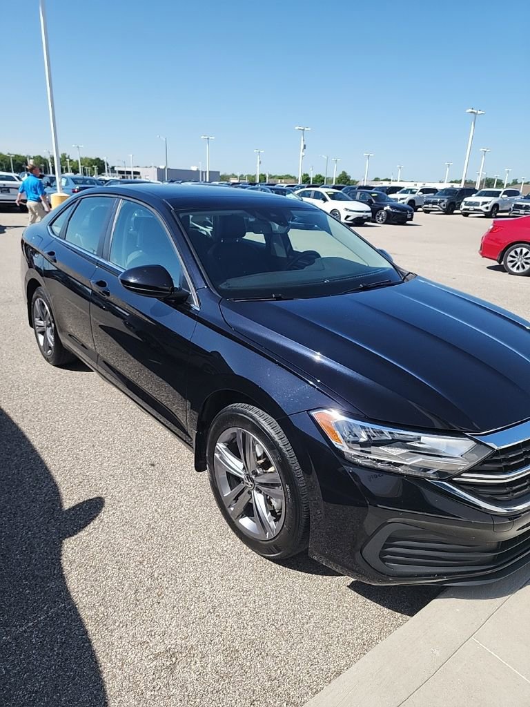 Used 2023 Volkswagen Jetta SE FWD image 4