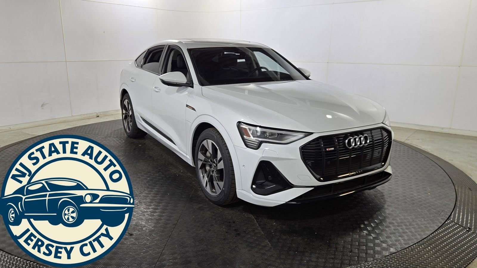 Used 2022 Audi e-tron Premium w/ Convenience Plus Package image 2