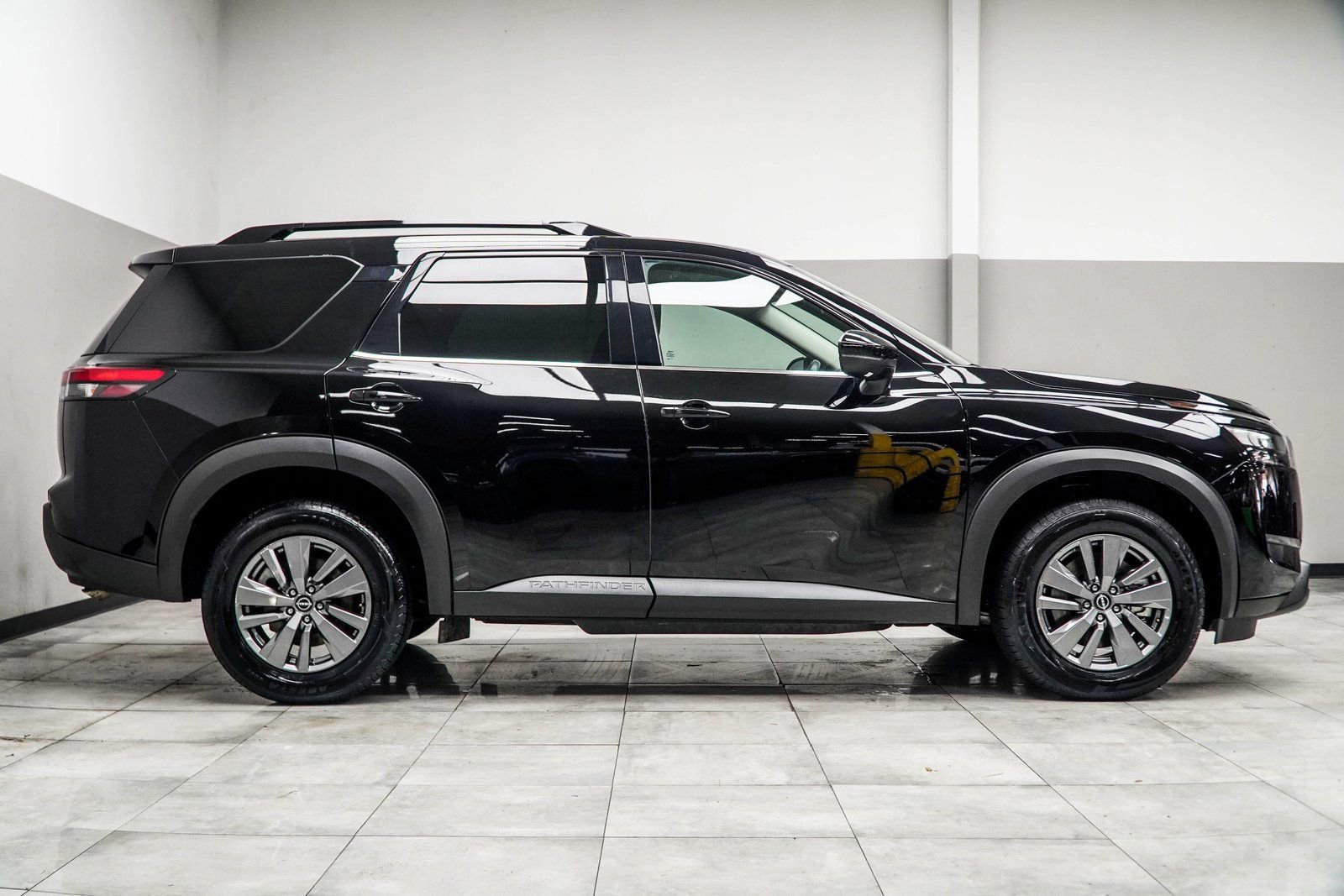 Used 2025 Nissan Pathfinder SV AWD/4WD image 6