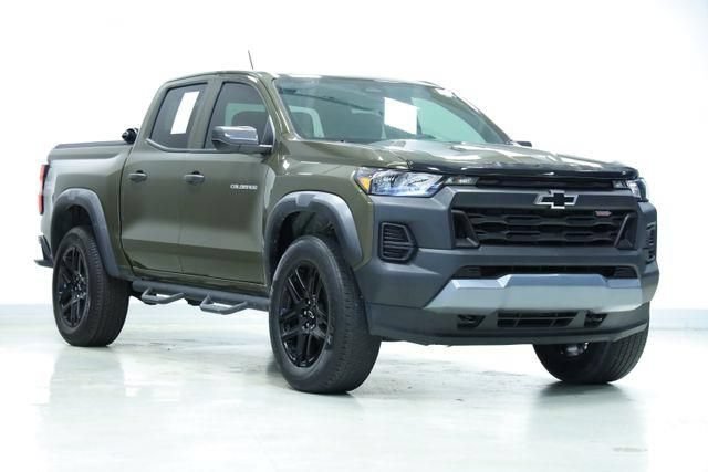 Used 2025 Chevrolet Colorado Trail Boss AWD/4WD image 3