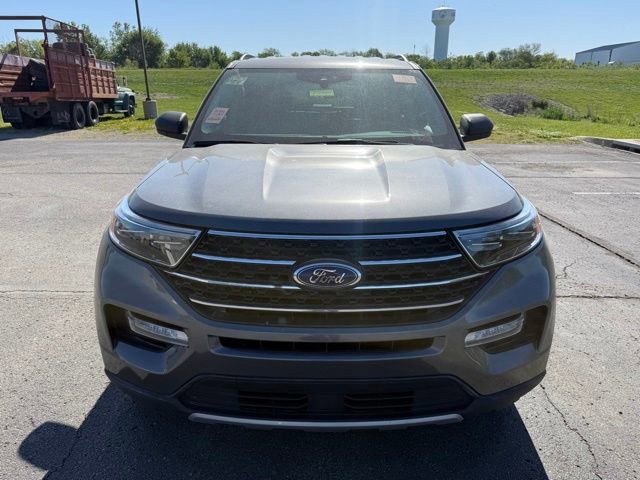 Used 2023 Ford Explorer XLT w/ Equipment Group 202A AWD/4WD image 2