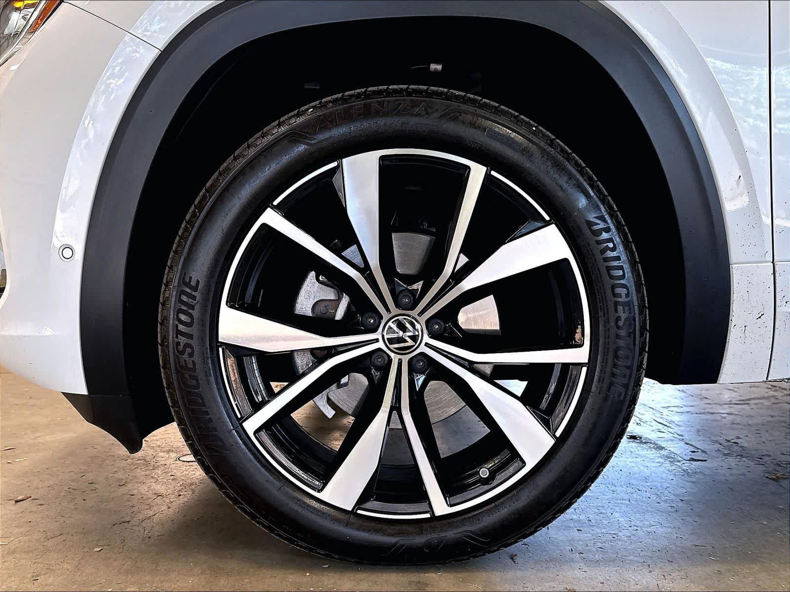 Certified 2026 Volkswagen Atlas SEL Premium R-Line AWD/4WD image 38