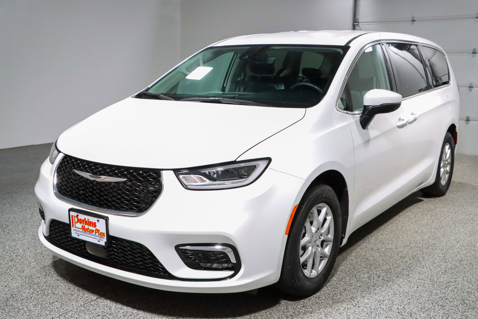 Used 2023 Chrysler Pacifica Touring-L FWD image 32