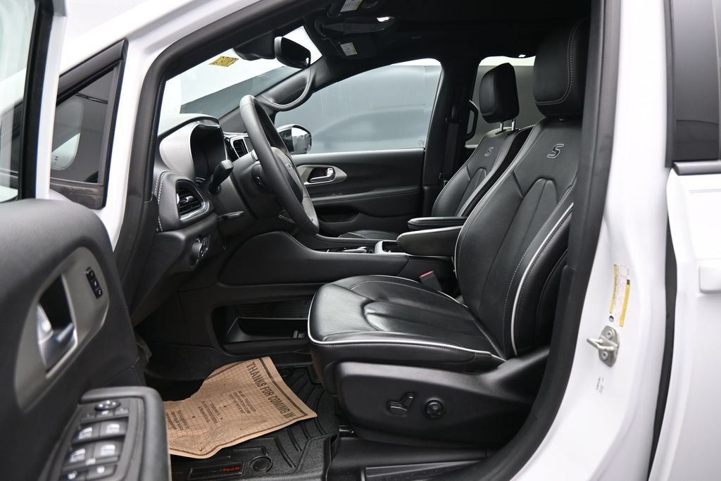 Used 2024 Chrysler Pacifica Limited w/ Uconnect Theater Family Group AWD/4WD image 9
