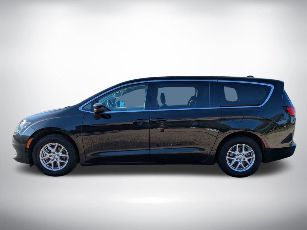 Used 2023 Chrysler Voyager LX image 7
