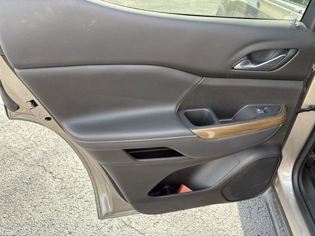 Used 2023 GMC Acadia SLE image 13