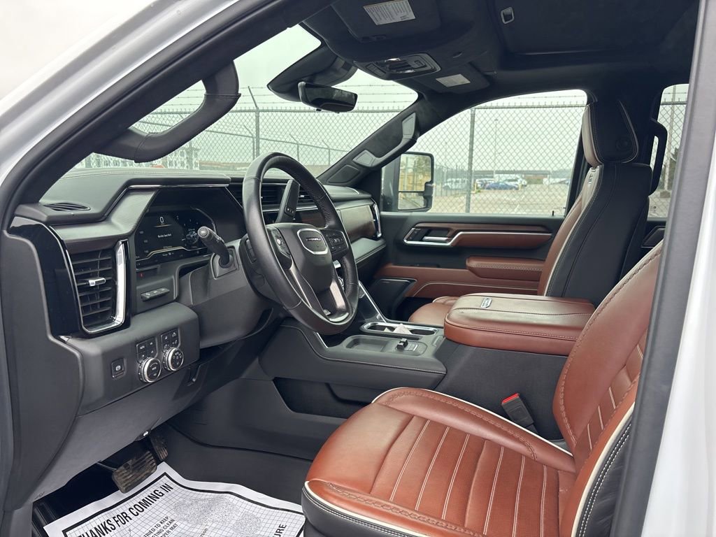 Used 2025 GMC Sierra 3500 Denali Ultimate AWD/4WD image 9