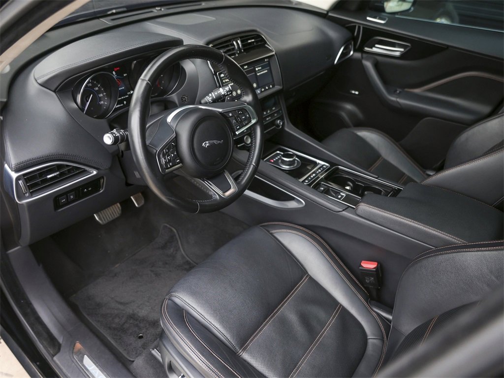 Used 2019 Jaguar F-PACE Prestige image 4