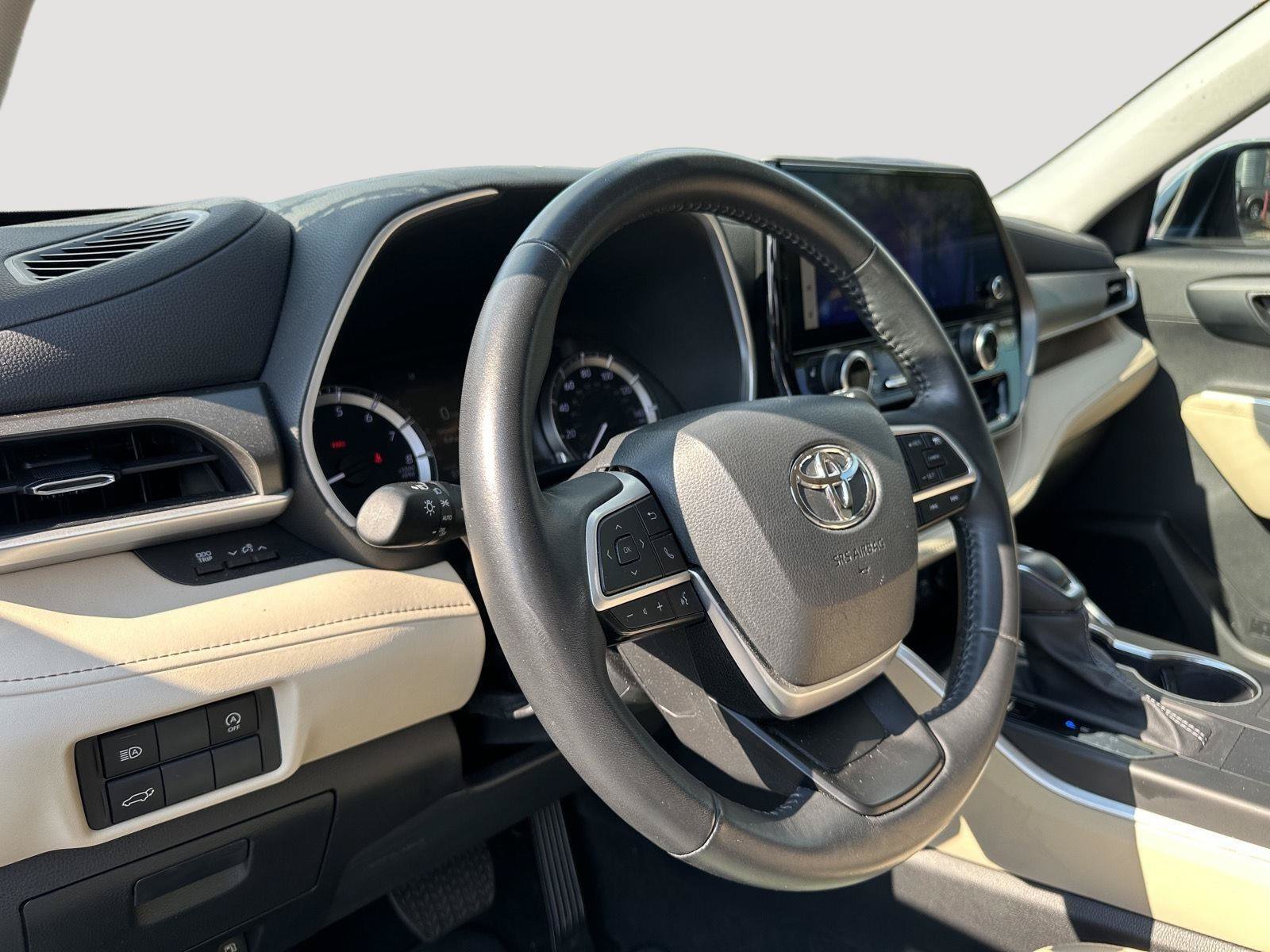 Used 2023 Toyota Highlander XLE FWD image 11