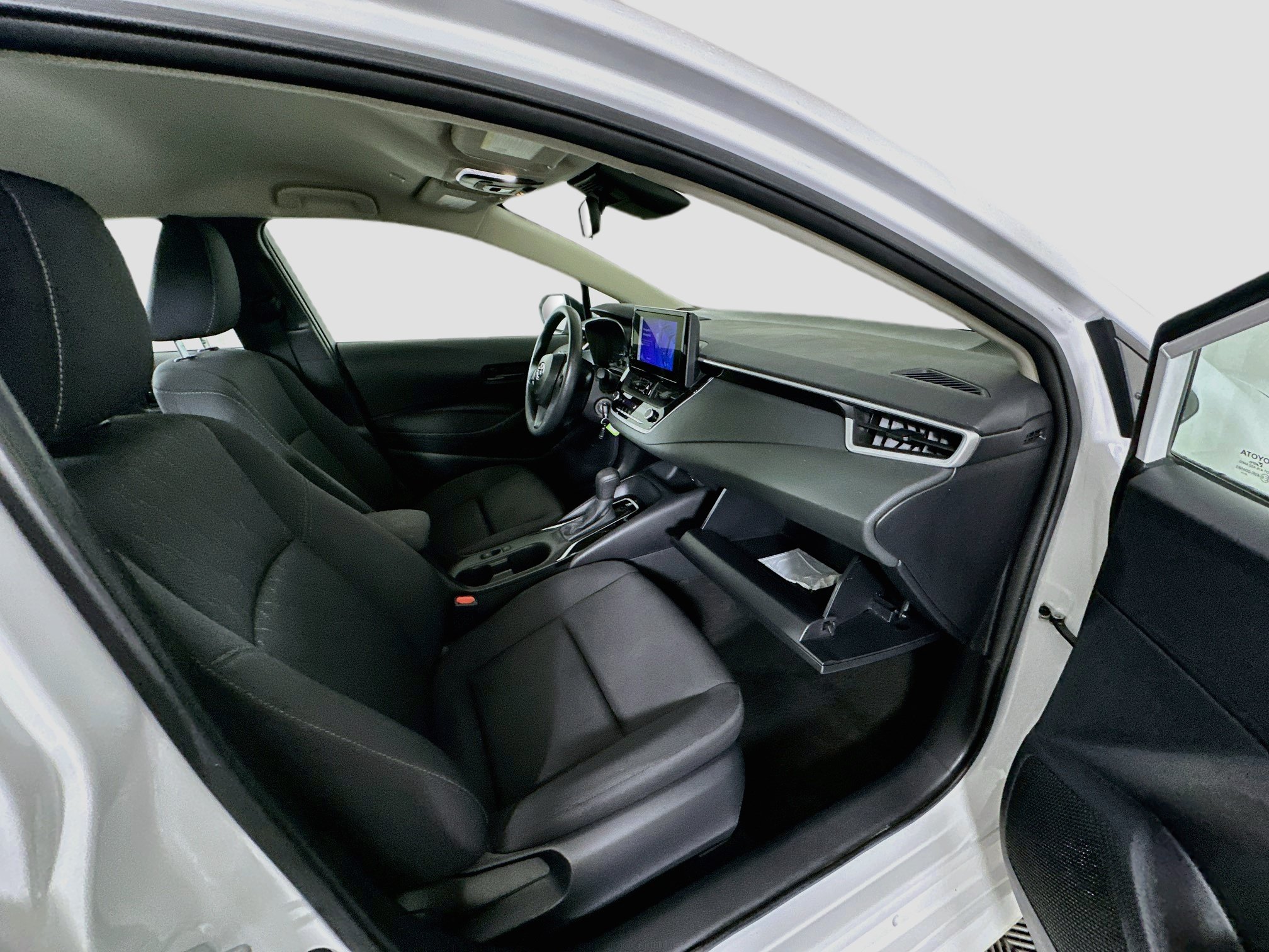 Used 2025 Toyota Corolla LE FWD image 30