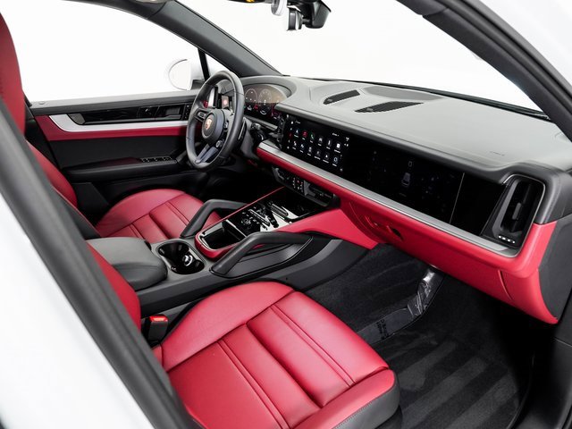 Used 2025 Porsche Cayenne image 23