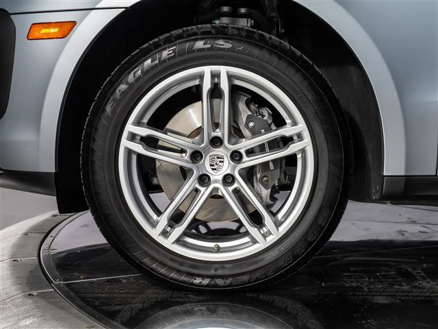 Certified 2025 Porsche Macan image 14