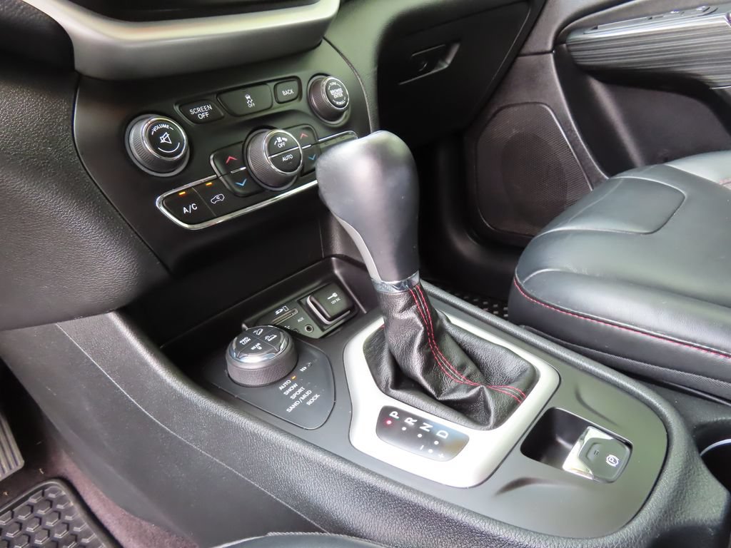 Used 2016 Jeep Cherokee Trailhawk w/ Comfort/Convenience Group AWD/4WD image 25