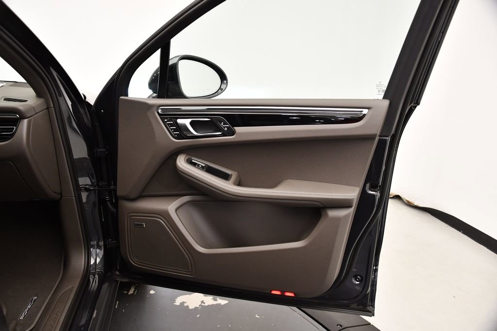 Used 2025 Porsche Macan image 43
