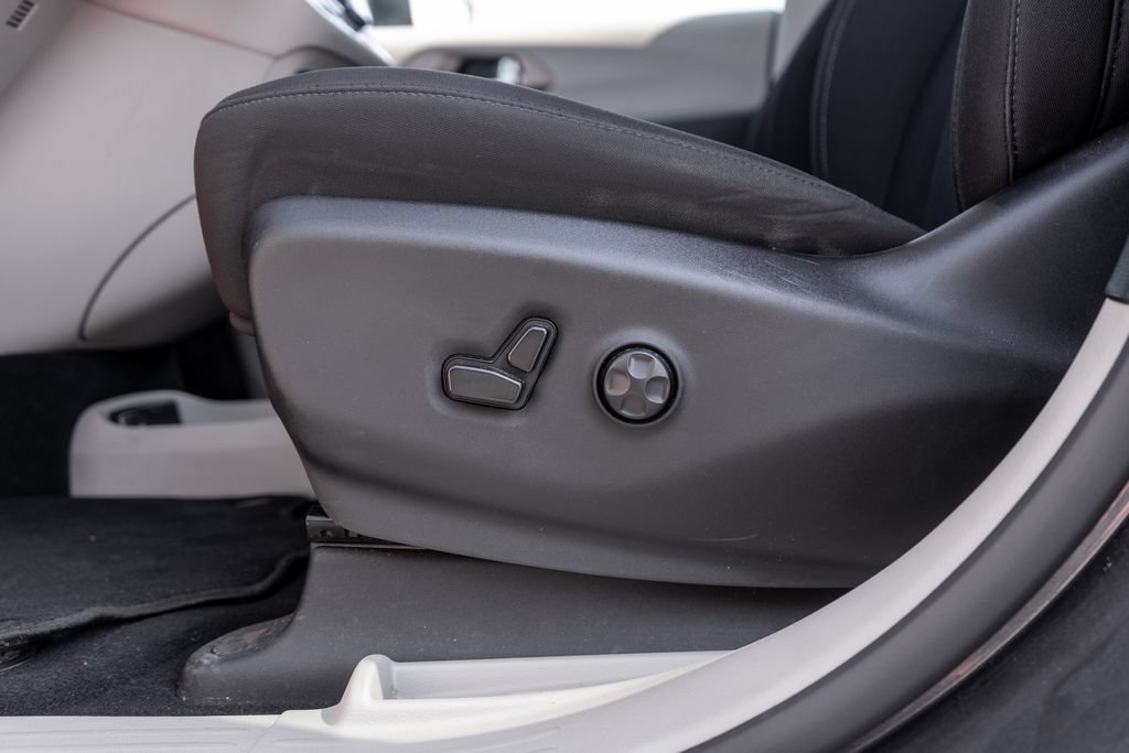 Used 2023 Chrysler Voyager LX FWD image 20