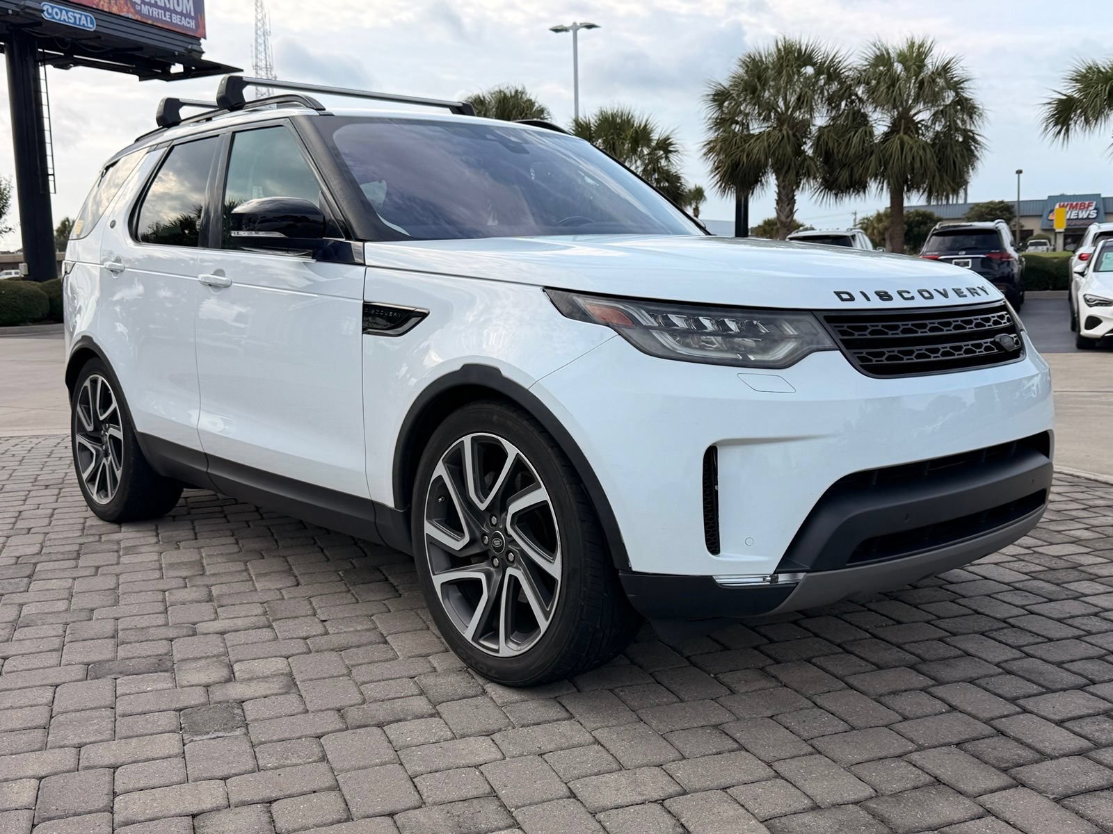 Used 2018 Land Rover Discovery HSE AWD/4WD image 7