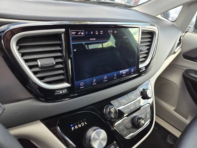 Used 2024 Chrysler Pacifica Touring-L FWD image 15