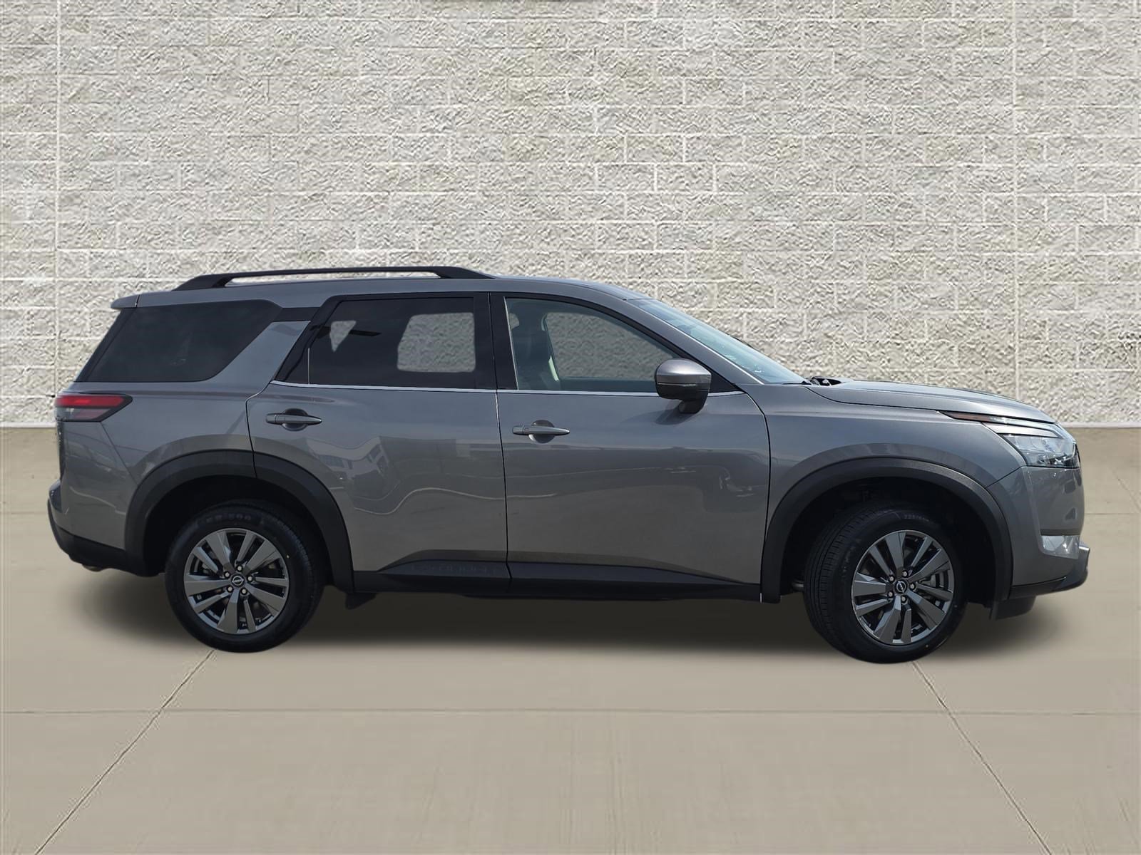 Used 2025 Nissan Pathfinder SV image 8
