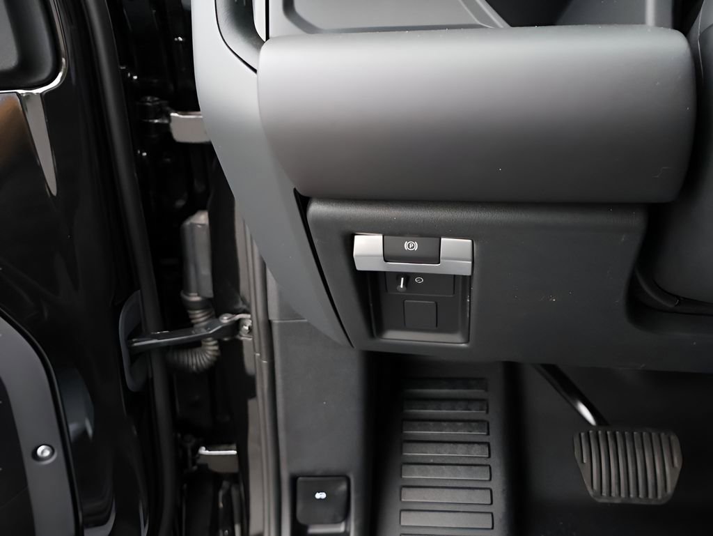 New 2026 Land Rover Defender 110 X-Dynamic SE AWD/4WD image 34