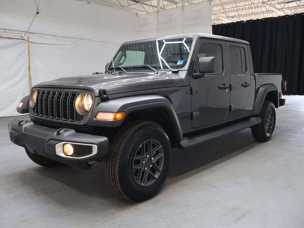 Used 2025 Jeep Gladiator Sport AWD/4WD image 3