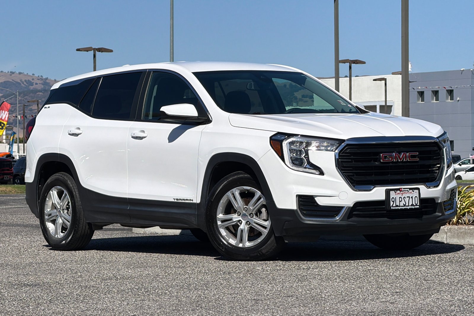 Used 2024 GMC Terrain SLE FWD image 2