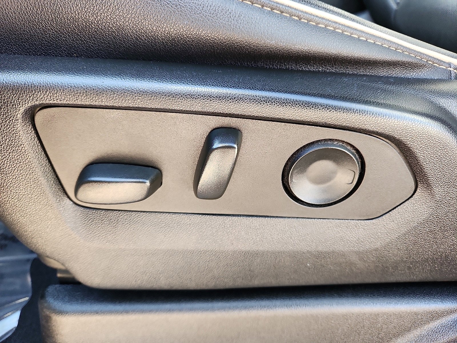 Used 2023 GMC Yukon XL SLT image 12