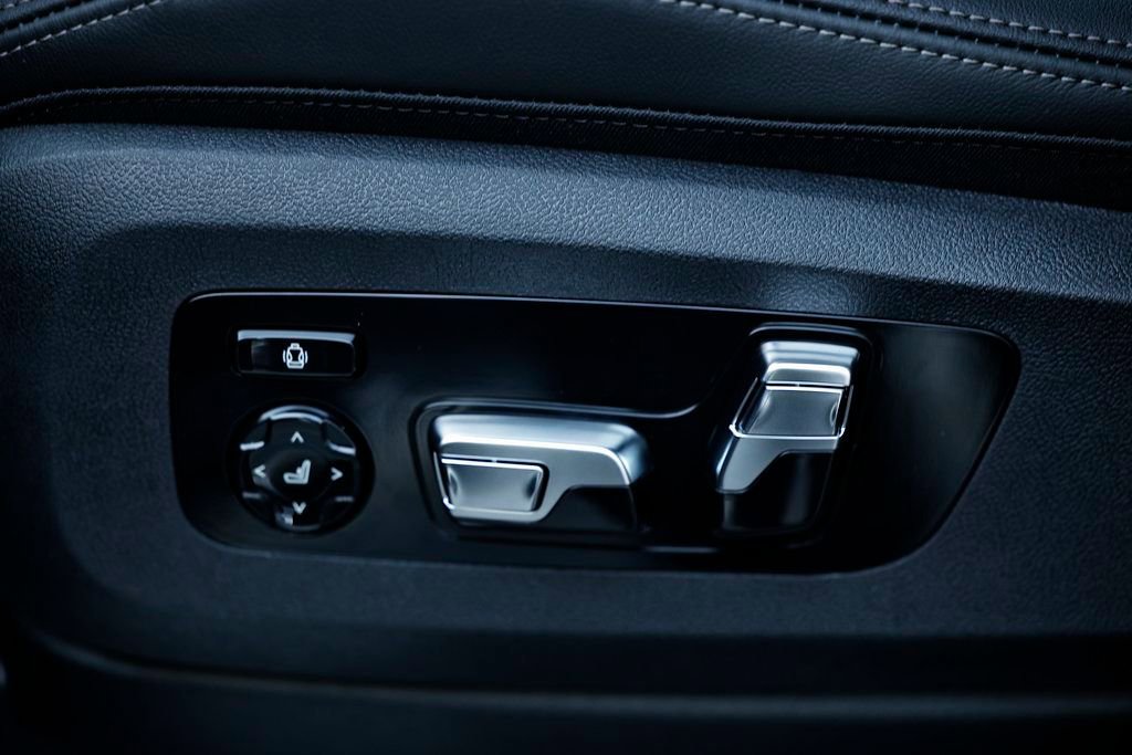 New 2026 BMW X5 M60i w/ Climate Comfort Package image 23