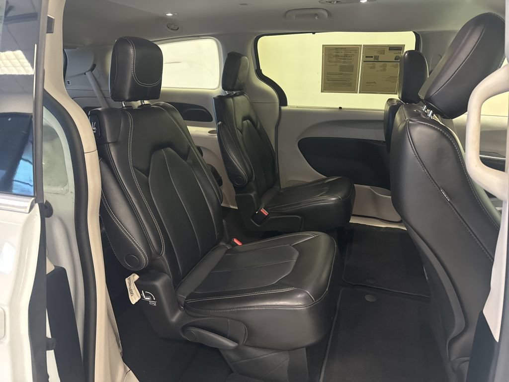Used 2023 Chrysler Pacifica Touring-L FWD image 20