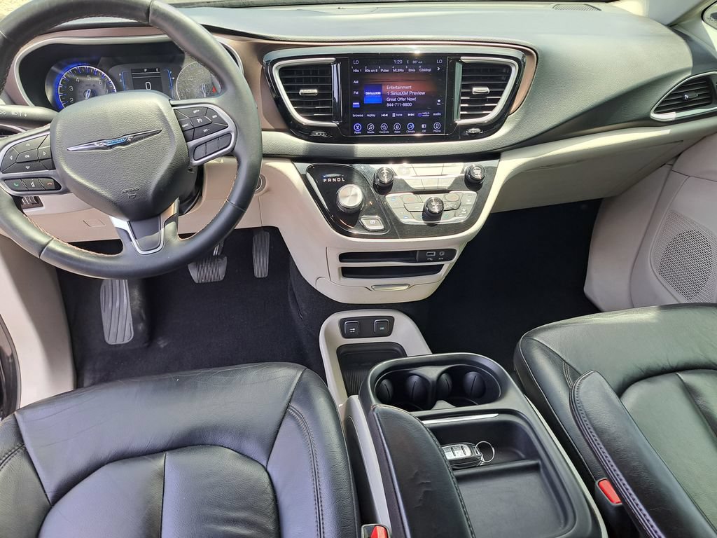Used 2017 Chrysler Pacifica Touring-L FWD image 12