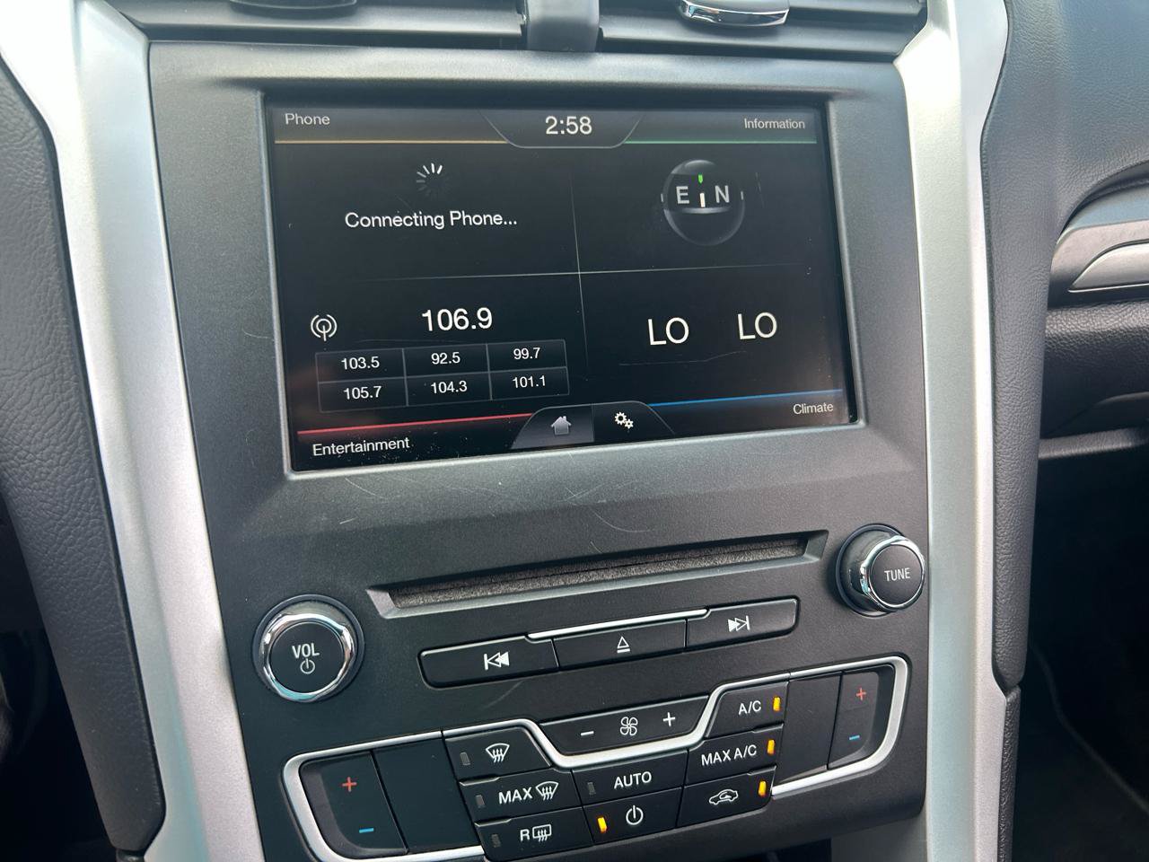 Used 2016 Ford Fusion SE FWD image 15