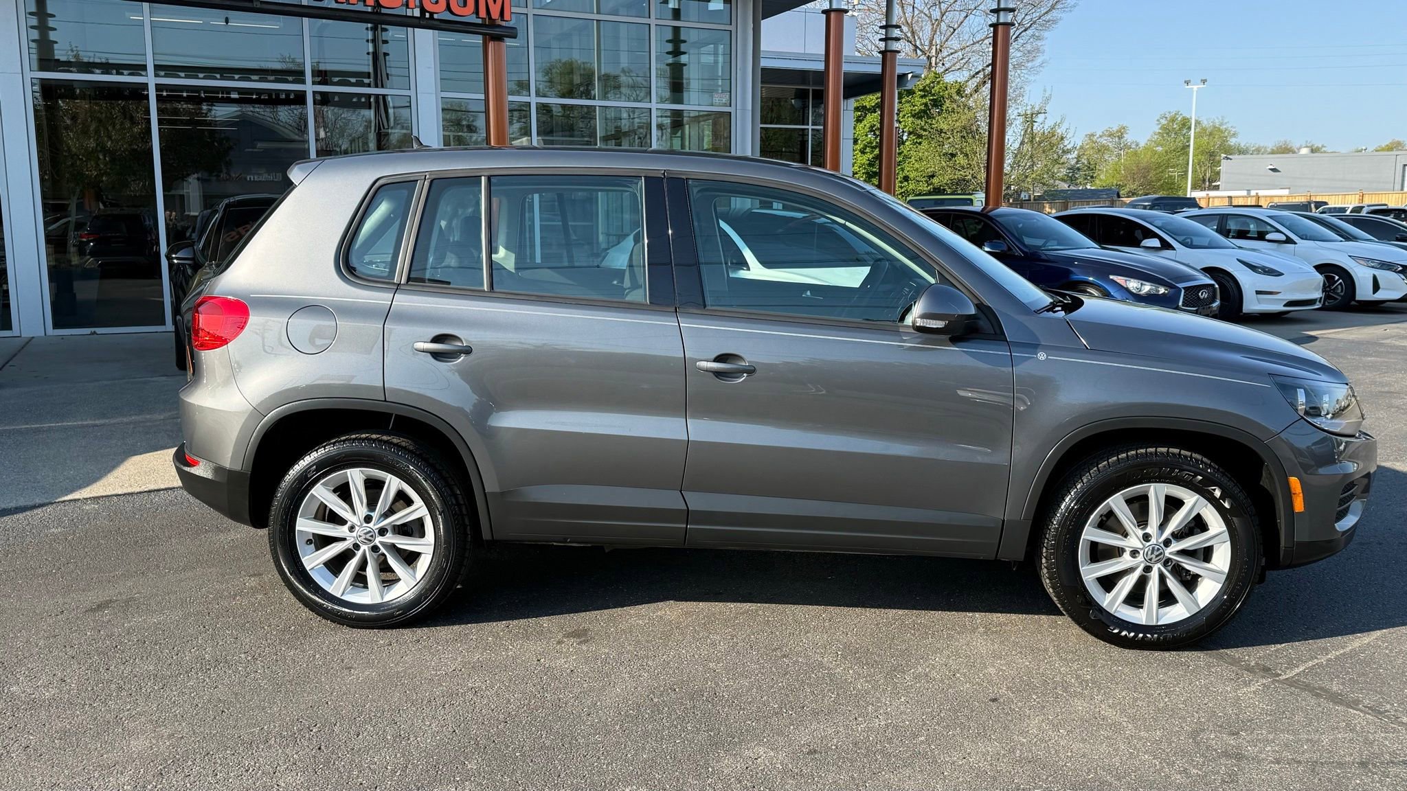 Used 2017 Volkswagen Tiguan Limited w/ Alloy Wheels Package video 3