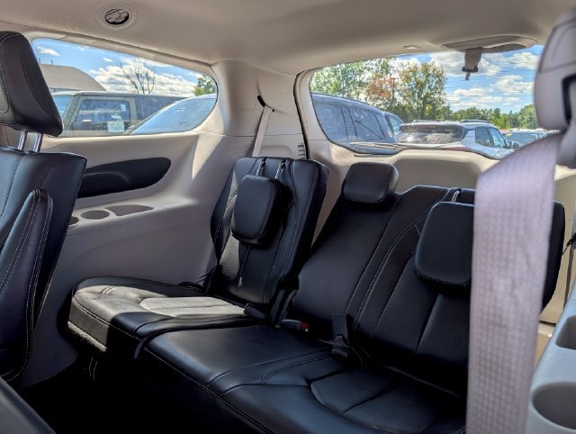 Used 2024 Chrysler Pacifica Limited FWD image 17