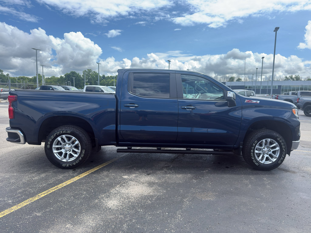 Certified 2022 Chevrolet Silverado 1500 LT w/ Z71 Off-Road Package AWD/4WD image 4