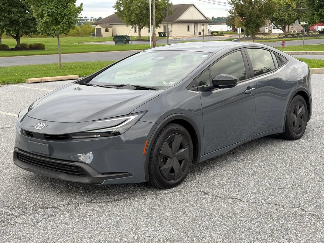 Used 2023 Toyota Prius LE FWD image 4