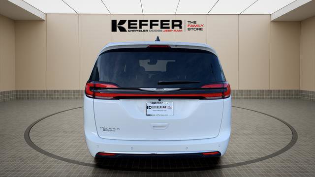 New 2026 Chrysler Pacifica Select image 5