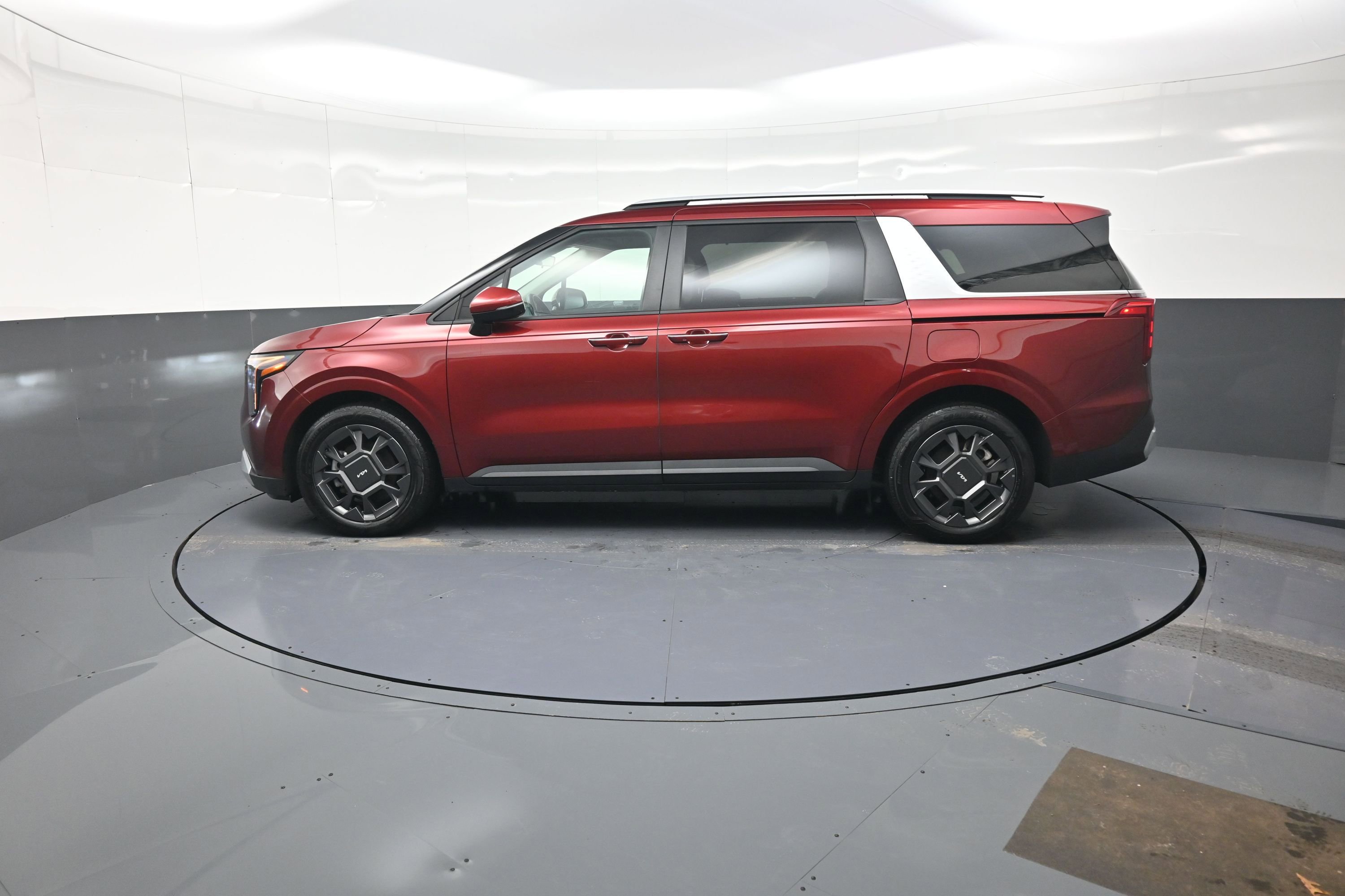 Used 2025 Kia Carnival EX image 6