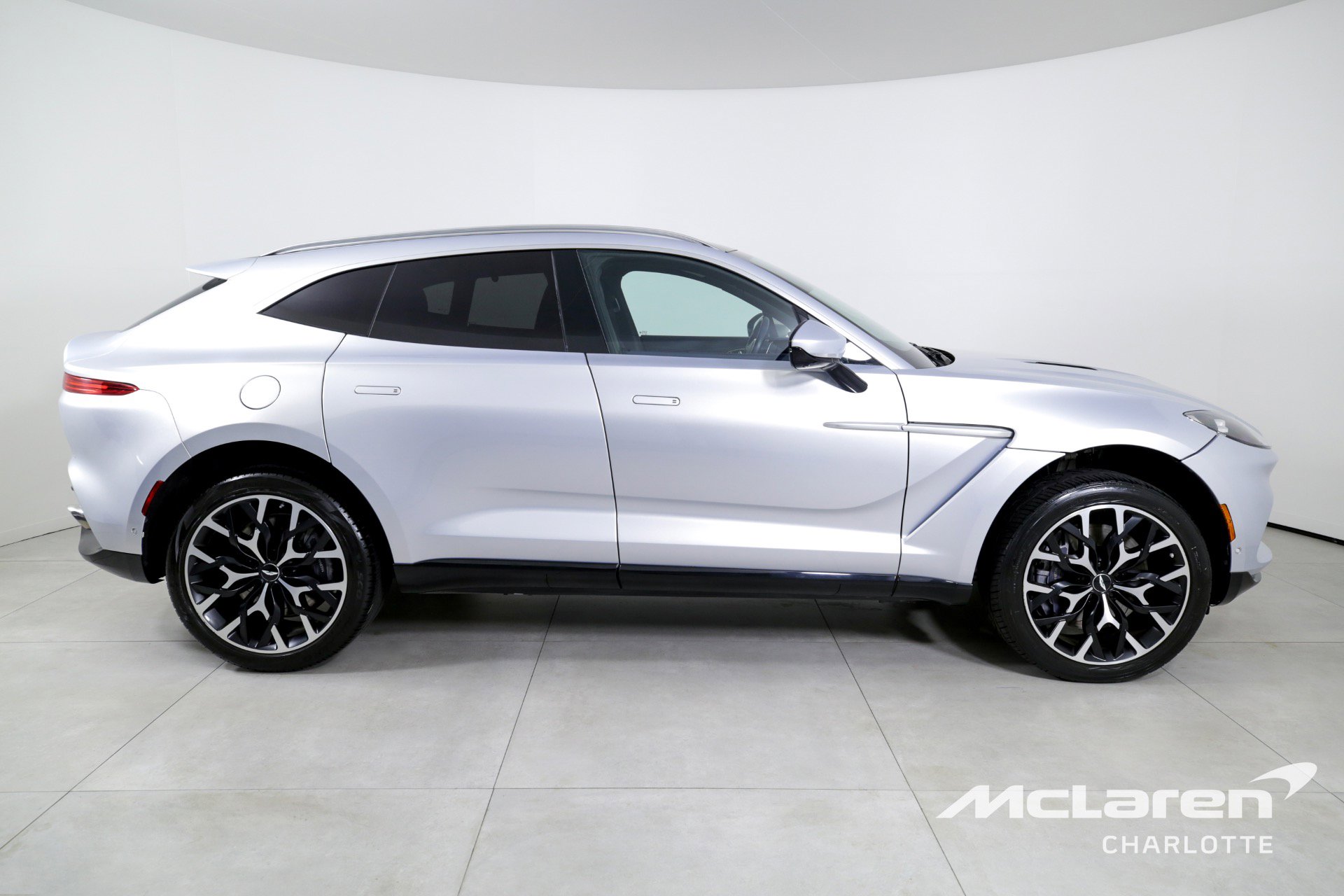 Used 2021 Aston Martin DBX image 9