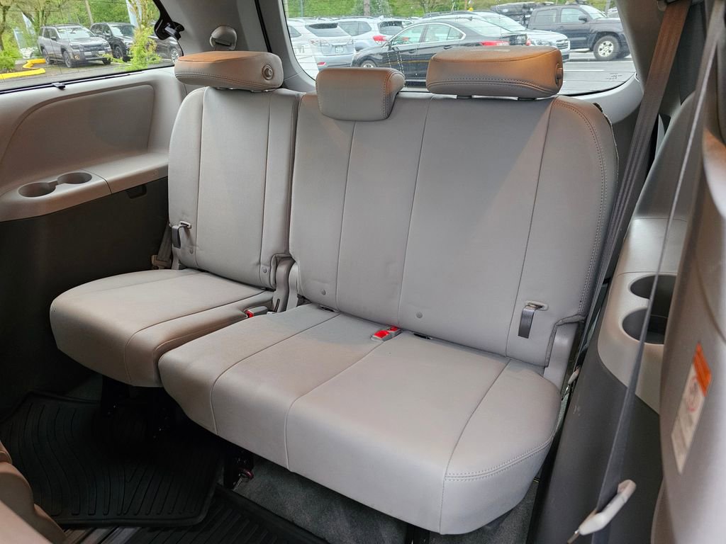 Used 2017 Toyota Sienna XLE w/ XLE Navigation Package FWD image 19
