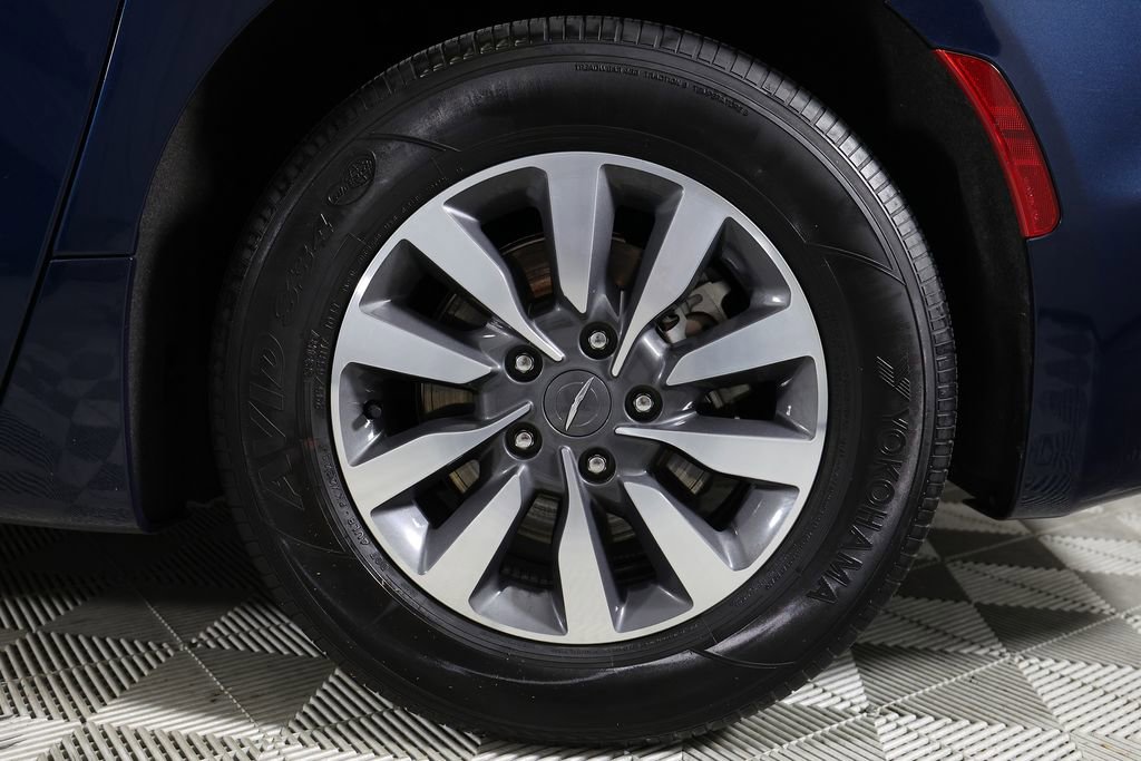 Used 2024 Chrysler Pacifica Select image 41