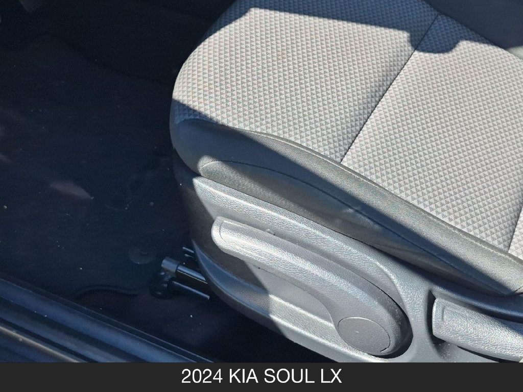 Used 2024 Kia Soul LX w/ LX Technology Package FWD image 15
