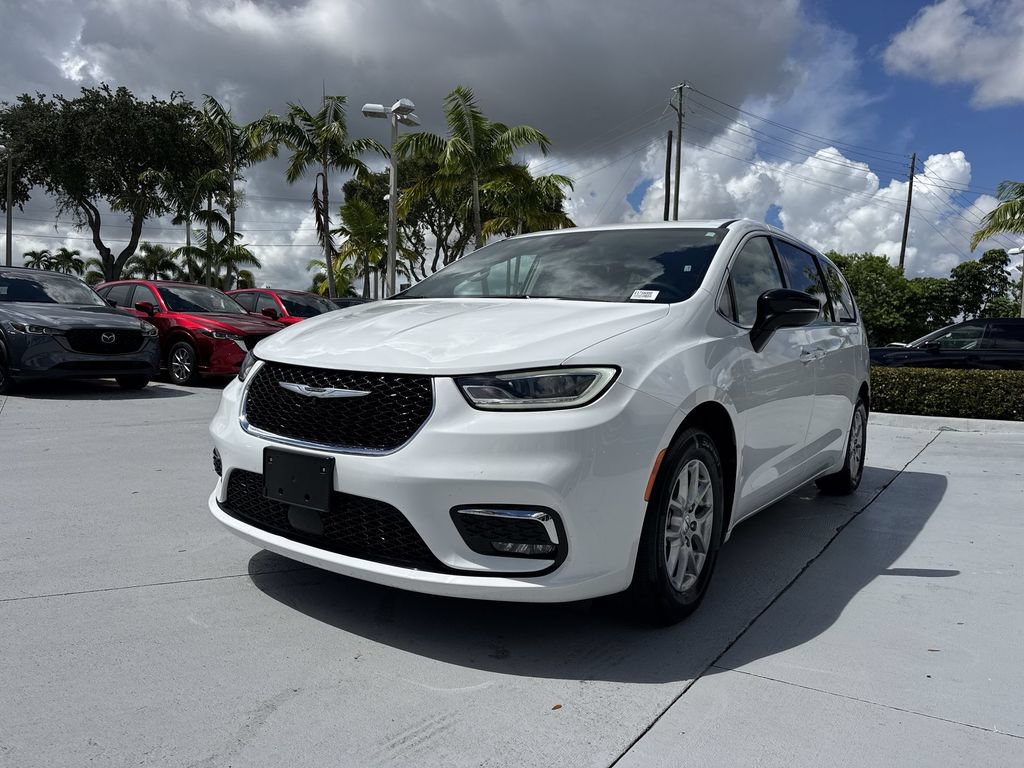 Used 2024 Chrysler Pacifica Touring-L FWD image 31