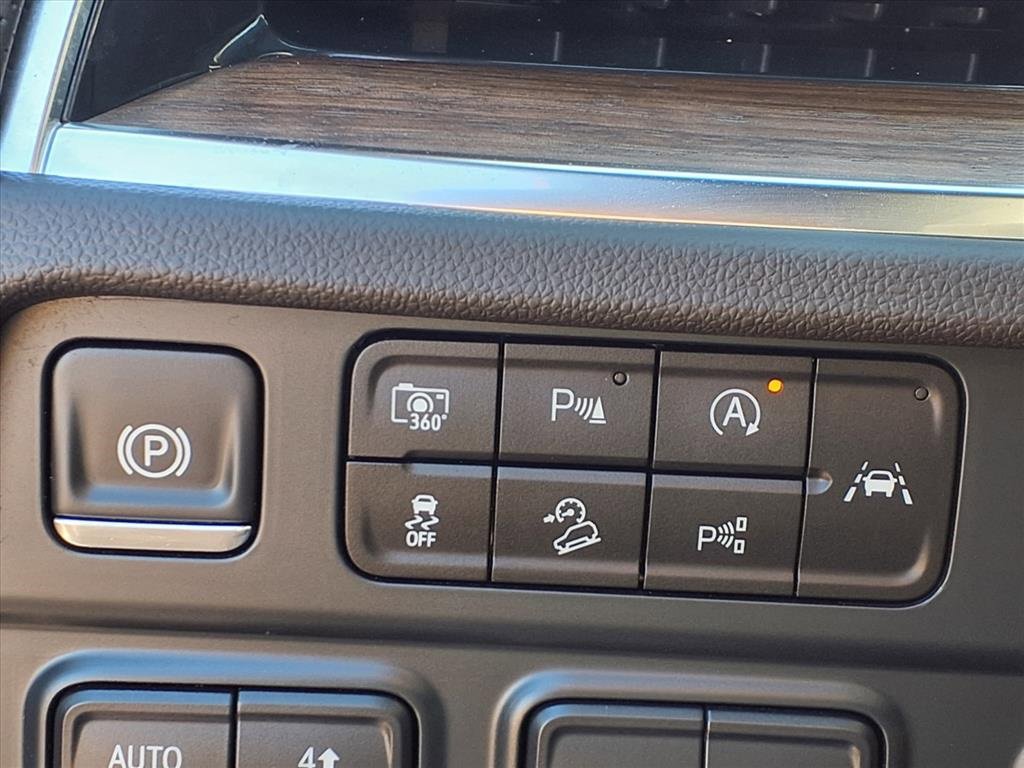 Used 2025 Chevrolet Suburban High Country image 10