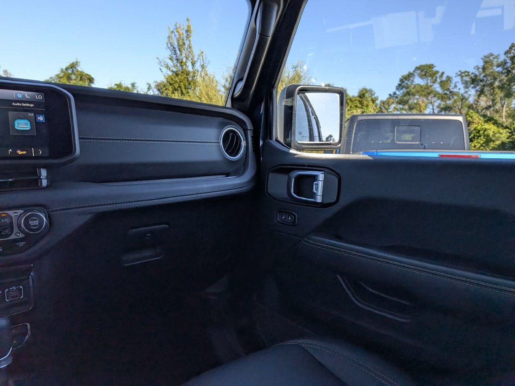 Used 2025 Jeep Wrangler Unlimited Sahara w/ Safety Group AWD/4WD image 14