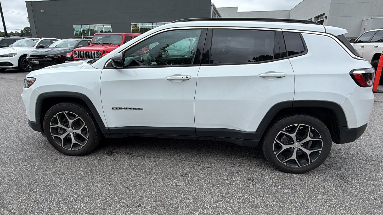 Used 2024 Jeep Compass Latitude AWD/4WD image 11