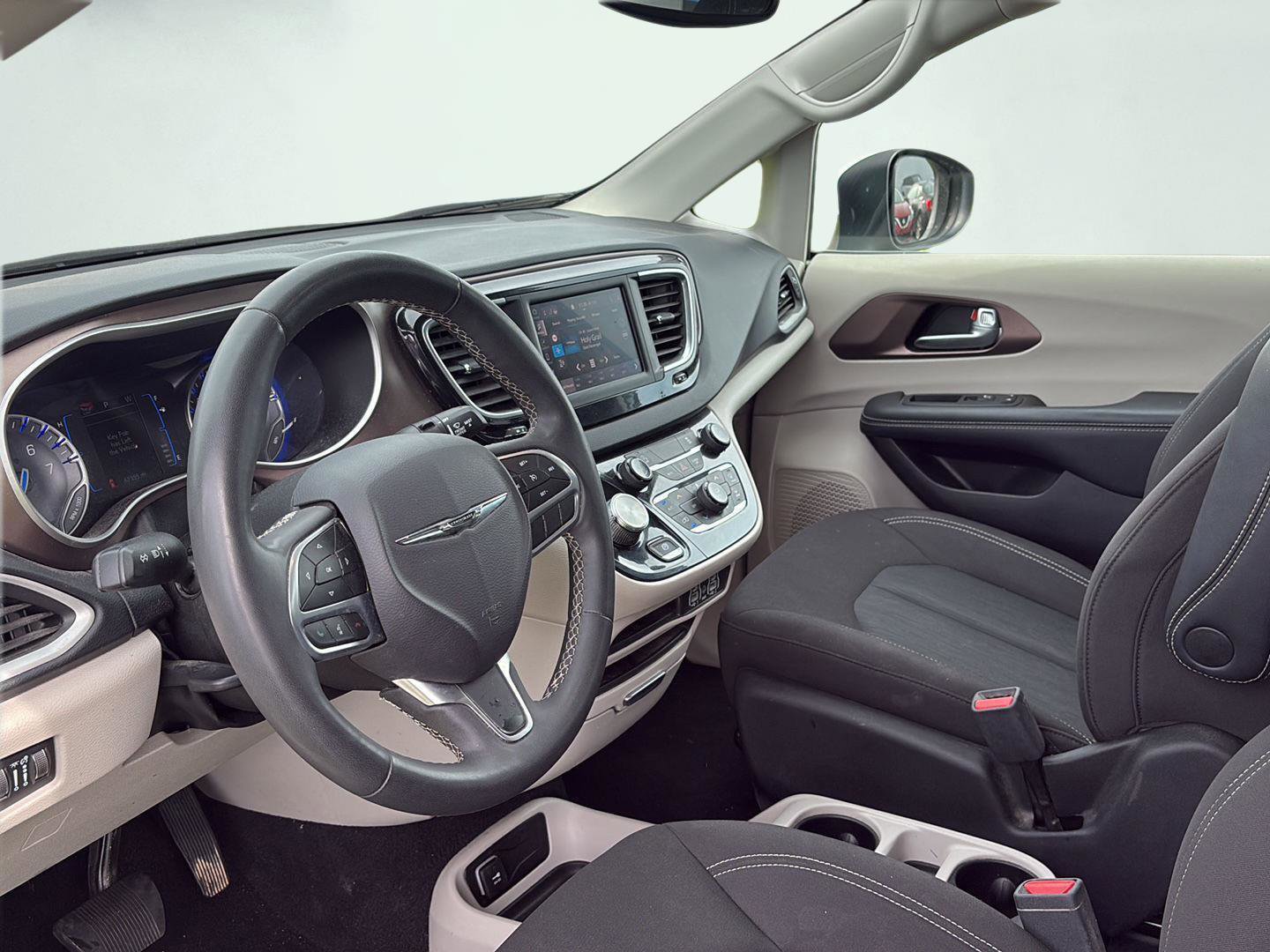 Used 2023 Chrysler Voyager LX FWD image 11